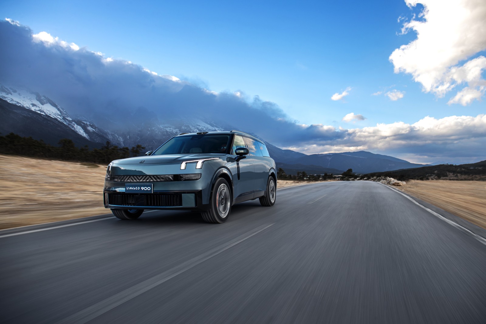 Lynk & Co 900 Base